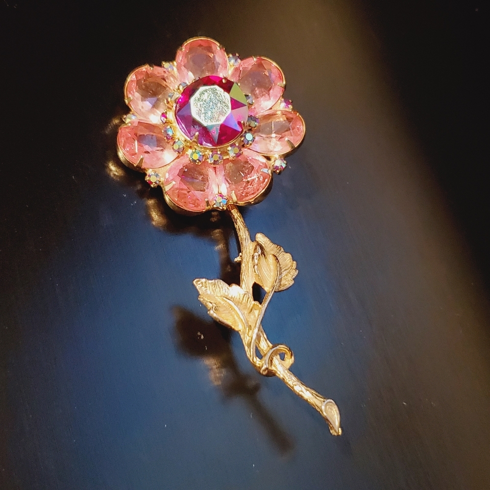 Vintage Crystal Brooch Large Floral Aurora Borealis Crystals Pink Purple Gold - Picture 10 of 10